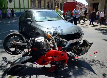 O şoferiţă de BMW seria 5 a făcut ţăndări o motocicletă (FOTO)